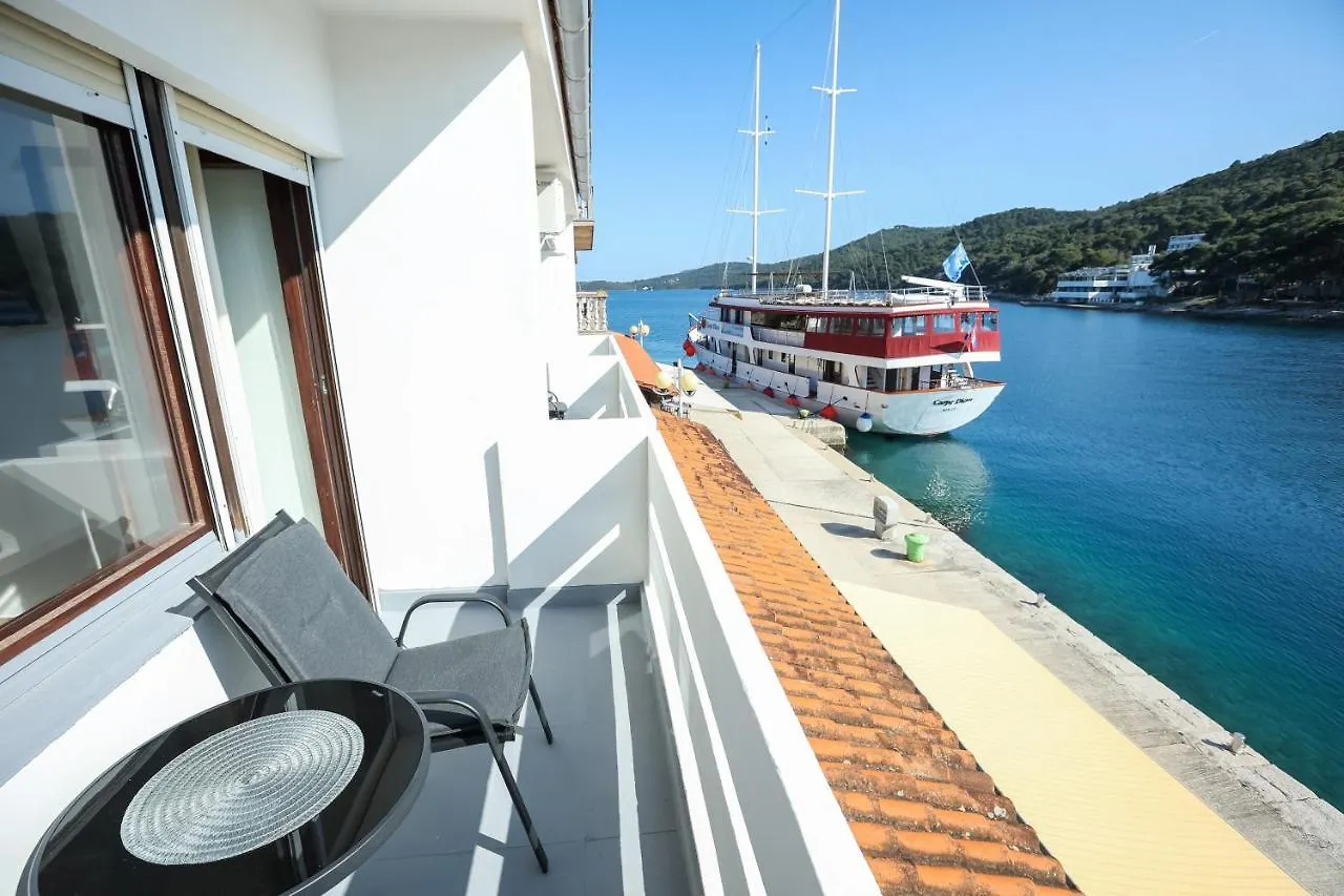 Beachfront Rooms Veli Kamik Božava